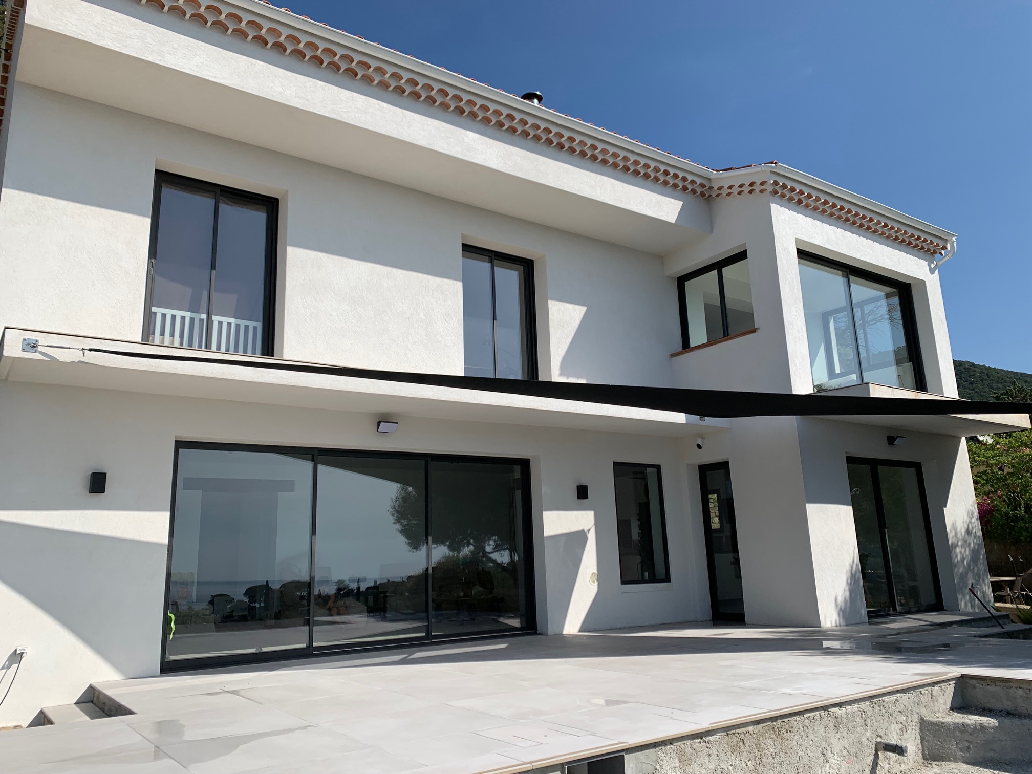 Maison contemporaine blanche avec grandes baies vitrées
