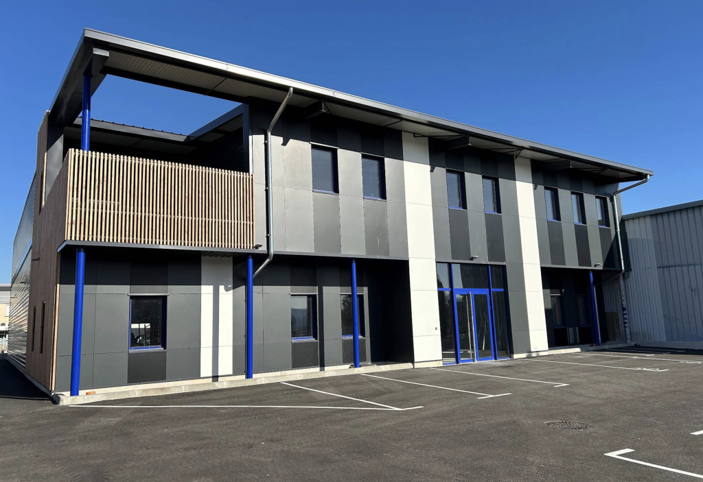 Vue 3D d’un bâtiment à bardage bois et métal