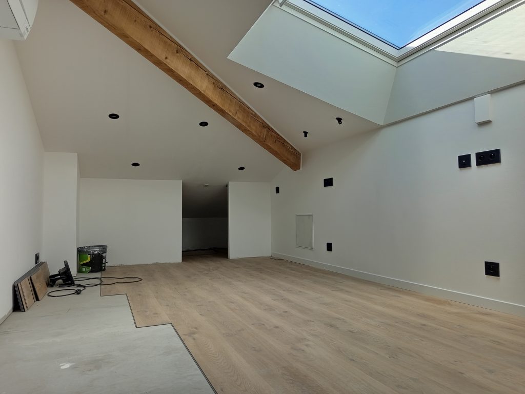 Espace intérieur lumineux sous verrière après rénovation