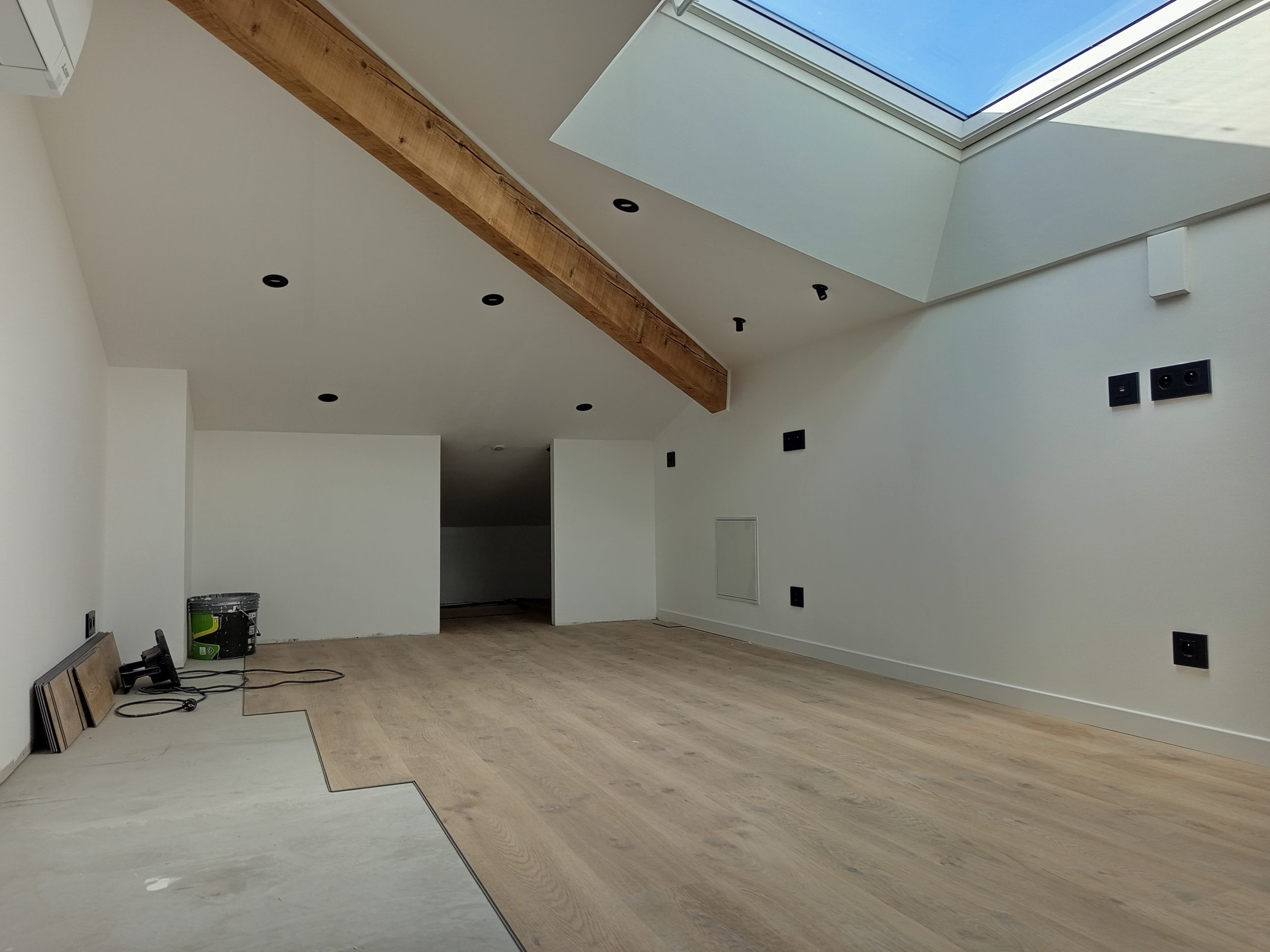 Espace intérieur lumineux sous verrière après rénovation
