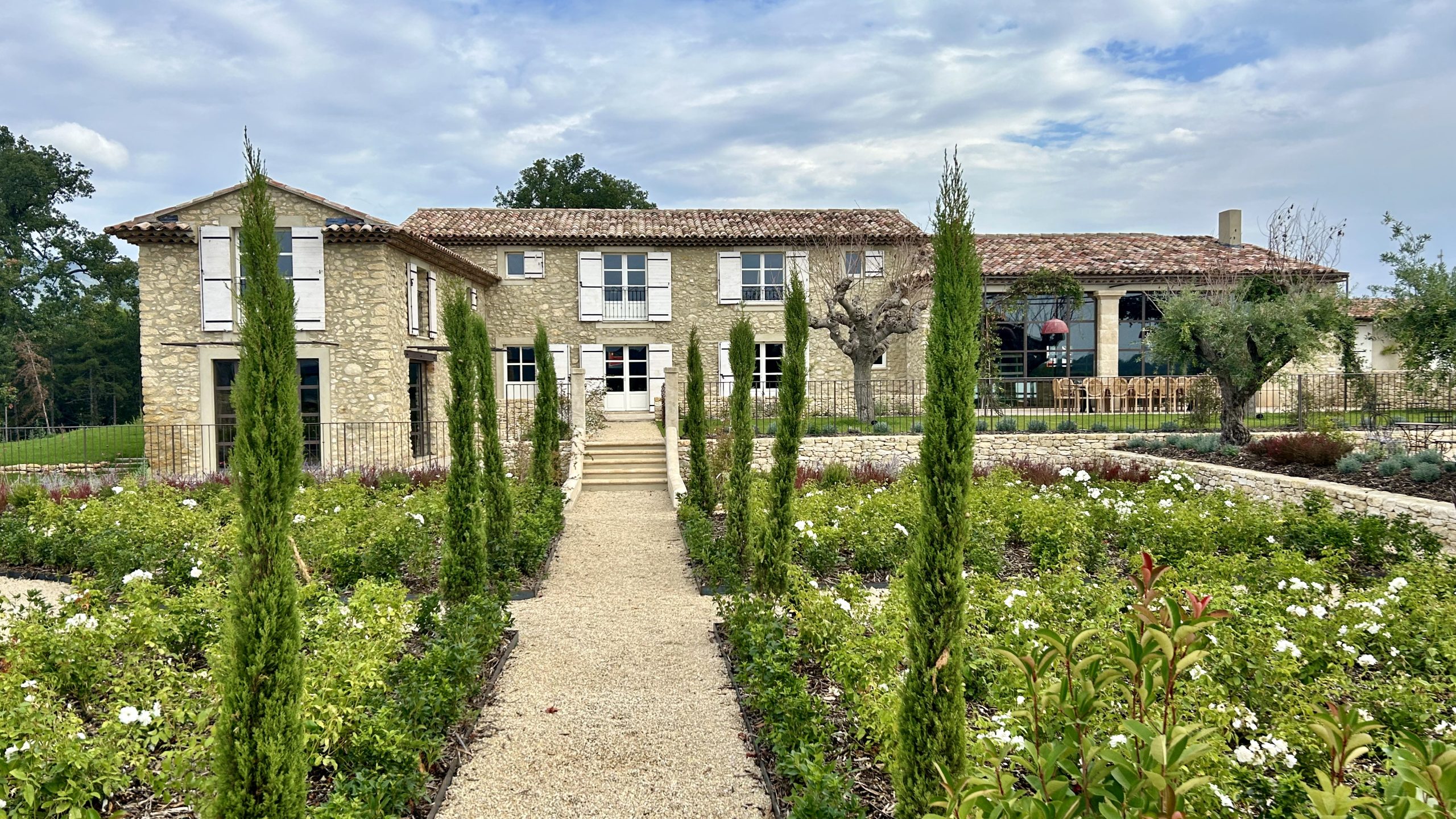 Bastide provençale et jardin de cyprès