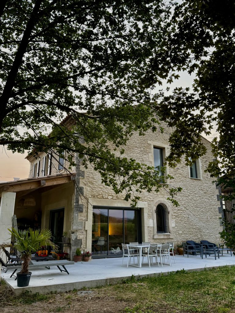 Façade en pierre d’une maison ancienne du Luberon