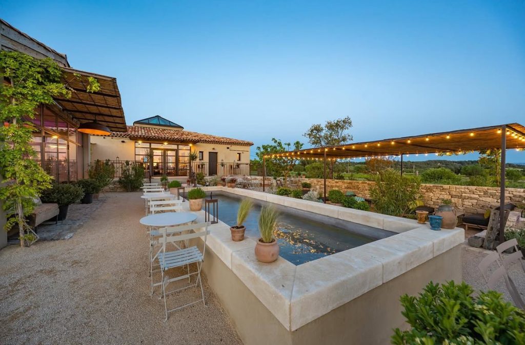 Terrasse avec bassin et pergola dans une maison du Luberon